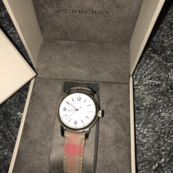Burberry watch - Picture 2 of 4